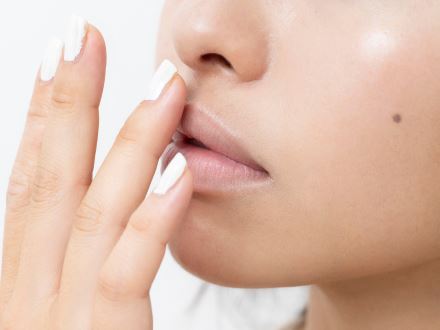 ハイライトカラーBを上唇の山の部分に指でなじませます。透明ニュアンスをオンするのに効果的！