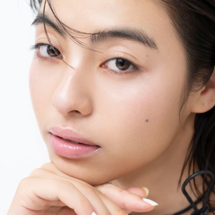 ツヤと光で魅せる 透け感リップが旬！