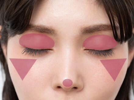 血色レッドのマルチカラー①を、指で、まぶた全体と、頬骨の高い位置にも逆三角形になじませます。鼻先にも指先でほんのり。