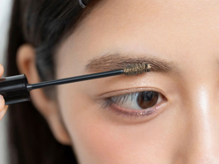 顔の中心に黒が寄っている印象を減らすのがポイント。存在感のある眉は、明るいブロンドの③で柔らかなカラーに。眉頭を上に立てるようにしてから毛流れを整えます。