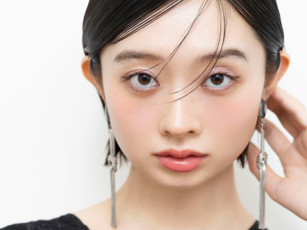 目尻ラインとセパレートまつ毛を主役に、全体に控えめながらピンクや赤のニュアンスを仕込むことでモード感と軽やかさを両立。簡単によそ行き顔に！