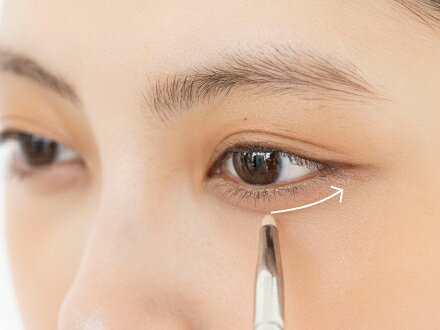 アイブロウパレット①のベージュブラウンAを影色に使用。下まぶたのくぼみ部分に、中央から外に向かって薄くラインを入れます。全体にラインを引いてしまうとクマっぽく見えるので注意。