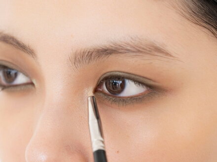 目頭にエメラルドホワイトのラメDを軽くのせます。光を集めてシックな中にも華やかさのある印象に。