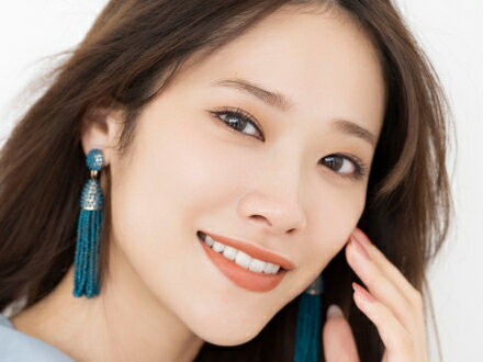 明るめのカラーを選ぶことで、アイテムを重ね使いしても軽やかに表情を引き立てる今どき眉！眉色に合わせたテラコッタブラウンのリップで、秋らしい温かみのあるメイクに仕上げて。