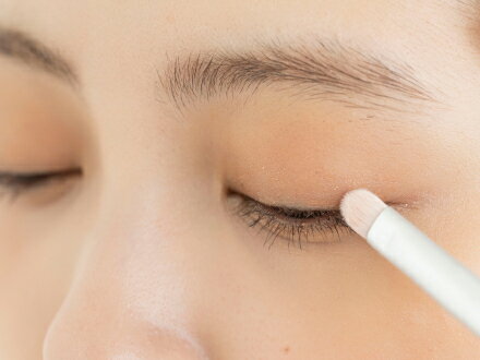 アーシーなオレンジ系パレット②の煌めくコーラルピンクAとサテンのようなパーリーなオレンジBの2色をブラシで混ぜ、上まぶたの二重幅に入れます。