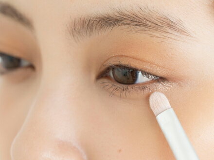 続けて下まぶたの際にも入れて囲み目に。仕上げに深みのあるグレーのマスカラ③を上まつ毛に軽く塗り、目の輪郭を引き締めます。