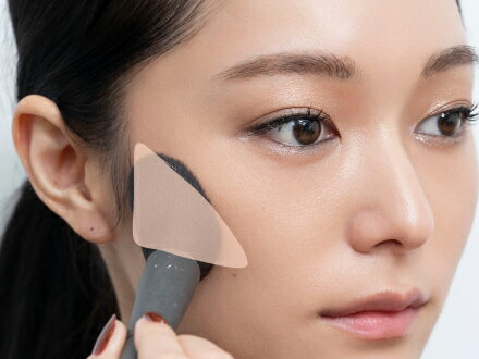 ベージュのアイカラー⑥をチークに使用。シェーディング効果と同時にカラーレスながらパール感が立体的な華やかな顔立ちを演出。