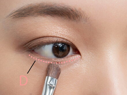 下まぶたにグリッターなピンクDをオン。ほんのり甘く明るい煌めきで目元がパッと華やぎます。