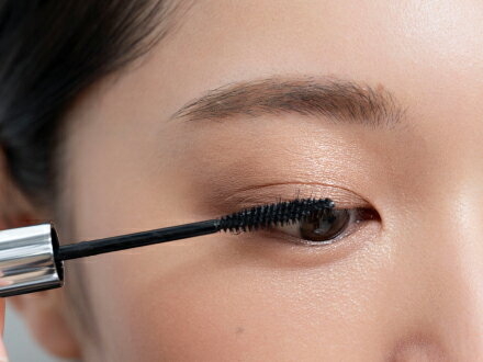 黒マスカラ③を根元から塗ります。カールアップとツヤが目元をくっきり強調。