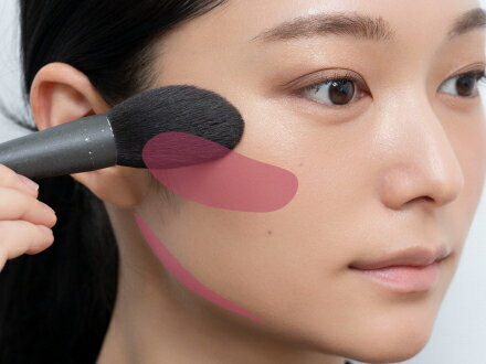 チーク④は、頬の高い位置に横広に入れ、フェイスラインにも軽くひとはけ。パーリーなレッドベージュで、血色とツヤを与えながら、輪郭を引き締め立体感のある顔立ちに。