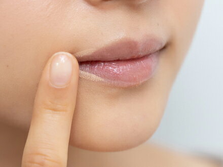 口角に沿ってコンシーラーをのせ指で軽く叩き込んでなじませます。くすみがカバーされ、リップを塗るとき、きれいな輪郭ラインが描けます。