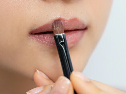 筆で少しずつぼかしながらラインをつなぎます。