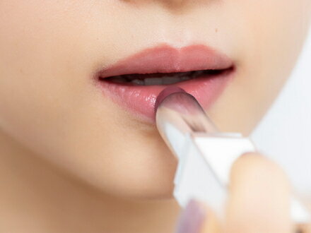 こっくりしたローズカラーのリップ②を唇の中央部分に塗ります。