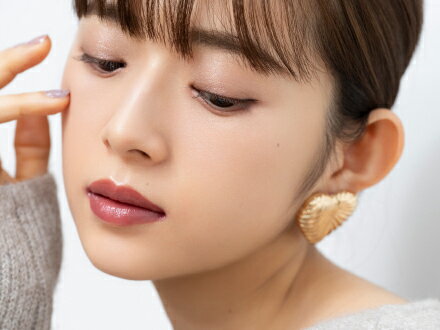 唇を引き立てるピンク系アイパレット③とペールピンクのチーク④を合わせて、バランスよく上品で華やかな印象に。