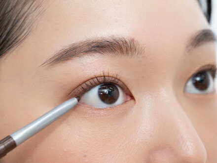 赤みを感じるブラウンのアイライナー②で上まぶたのインサイドにラインを入れます。