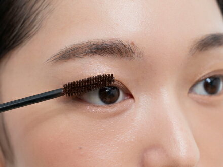 深みのある赤茶色のマスカラ③を上まつ毛に塗ります。セパレートして毛先が広がるように塗ると華やかな印象に。