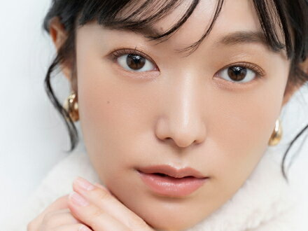 ウォーミーなベージュリップ④でツヤやかに仕上げます。ナチュラルなブラウン系でまとめながらも、自然な血色感が肌全体からにじみ冬らしく温かくやわらかな雰囲気に。