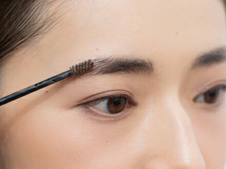 優しい色の目元に合わせて明るめのブラウンの眉マスカラ②で毛流れを整えます。