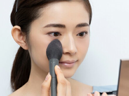 チーク④の青みピンクとベージュは、大きめのブラシで２色をミックス。目の下にポンポン軽くタッチするようになじませます。