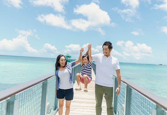 家族で海の橋を楽しそうに渡っている写真