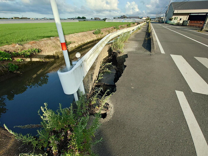 地震で崩れた農道と法面