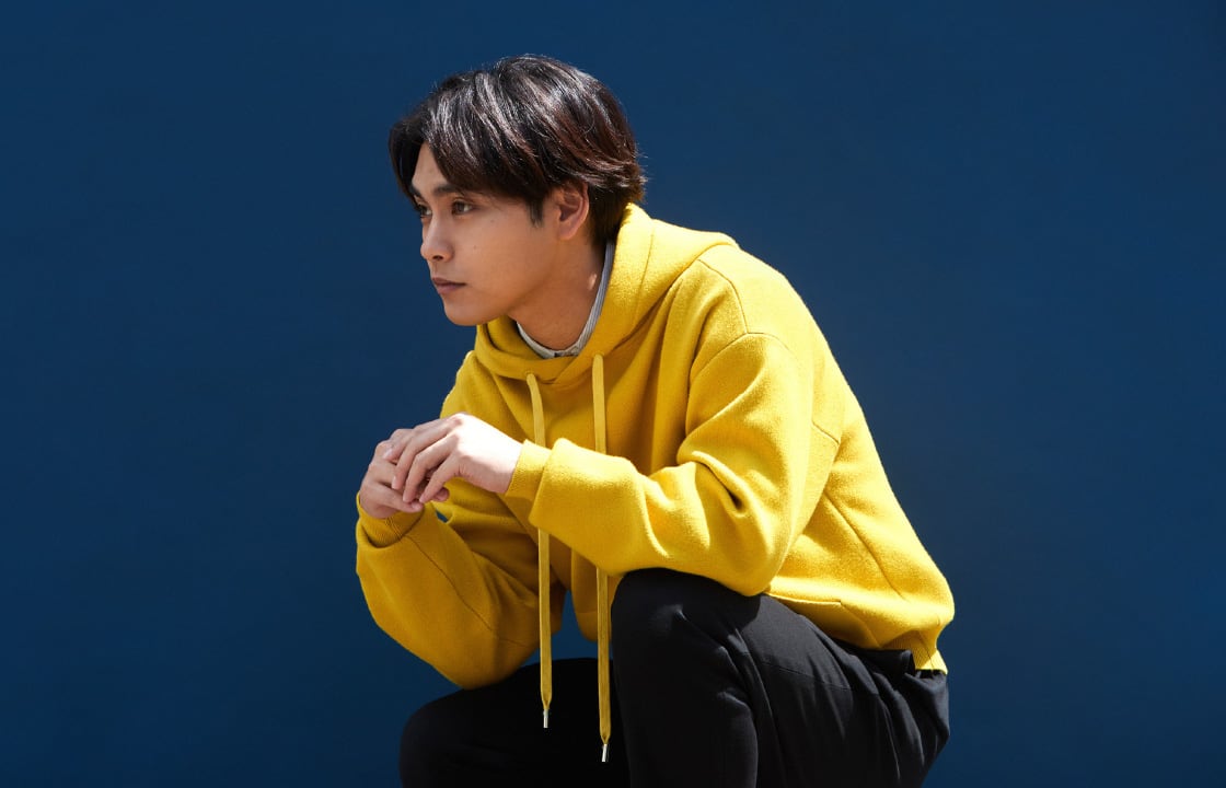俳優・柳楽優弥が着こなすミニマリズムな初夏スタイル