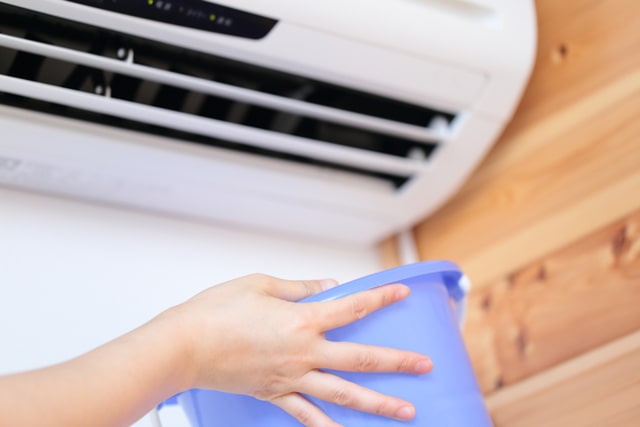 エアコンの水漏れは修理が必要？場所別の原因や解決方法を解説