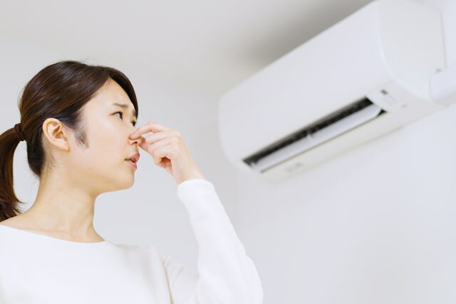 エアコンが臭い！カビ臭・生活臭の原因や臭い解消のお手入れ方法を紹介