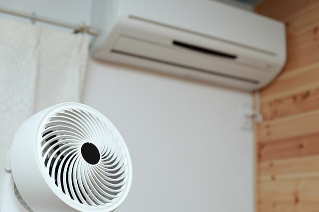 エアコンとサーキュレーターの併用で冷暖房の効率をアップ！節電にも効果的な置き方とは？