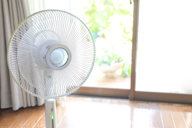 扇風機の電気代はエアコンより安い？24時間つけっぱなしの場合の費用を計算してご紹介