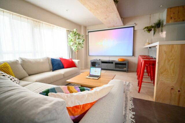 プロジェクターは昼間でも見える？明るい部屋で使う方法とおすすめ機種