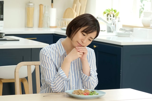 夜食べないダイエットは本当に効果的？知っておくべきデメリットやリスクを解説