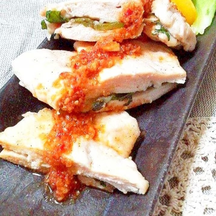 鶏胸肉の大葉梅肉はさみ蒸し