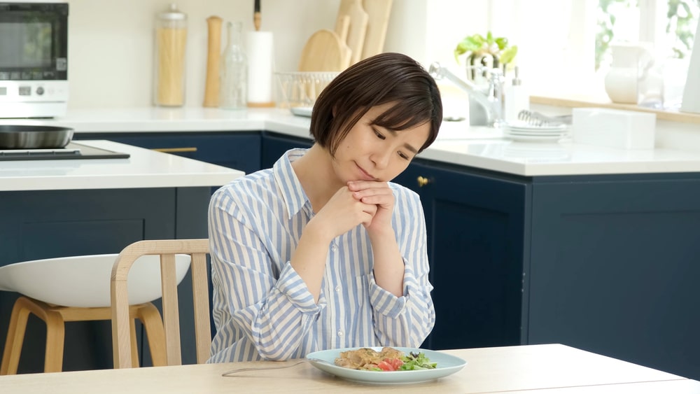 夜食べないダイエットは本当に効果的？知っておくべきデメリットやリスクを解説