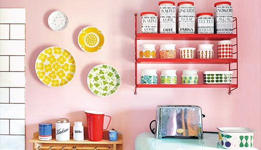 シンプルな家具にプラスして飾る収納やトレイの活用がポイント！