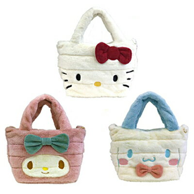 フェザー素材のふわもこバッグ