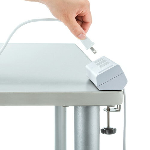 サンワサプライ 便利タップ クランプ固定式 ホワイト TAP-B53W