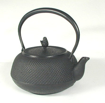 新品、未使用品、付属品付　南部岩鋳造　１８型平アラレ　南部鉄瓶　南部鉄器　鉄瓶 新品、未使用品、供箱、付属品付 南部岩鋳造 18型平アラレ emma様