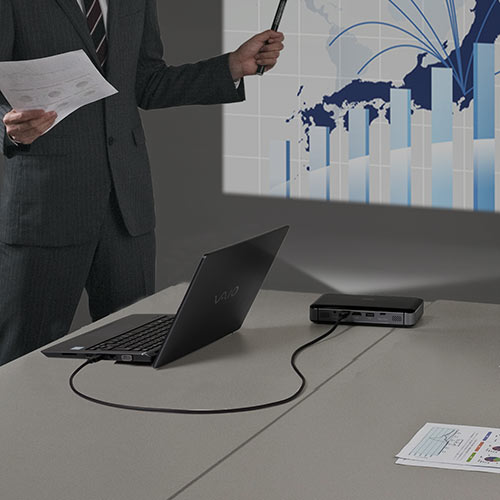 美品　サンワサプライ　モバイルプロジェクター　400-PRJ024 サンワ、高輝度400ルーメンの小型モバイルプロジェクター「400-PRJ024