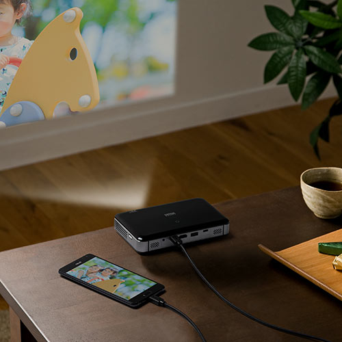 美品　サンワサプライ　モバイルプロジェクター　400-PRJ024 サンワ、高輝度400ルーメンの小型モバイルプロジェクター「400-PRJ024