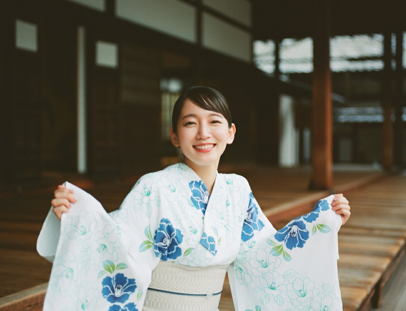 楽天市場】マガジンハウス 吉岡里帆Wアニバーサリー写真集「日日