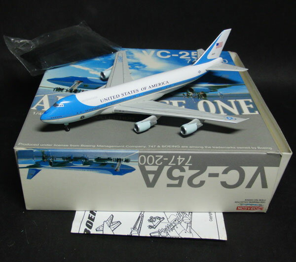 販売売レア♪ 1/200 合金製 B 747-200 VC-25A アメリカ 空軍 大統領 政府 専用機 28000 メダル付 USAF Air Force One エアフォースワン Inflight 軍用機