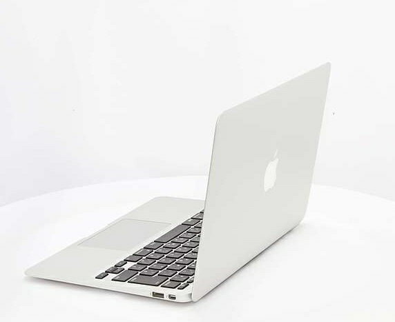 APPLE MacBook Air MACBOOK AIR MD712J/B Core i5 4,096.0MB 256.0GB